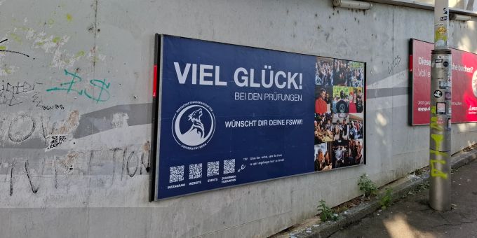 Mit diesem Plakat wünscht ein Berner Studiverein «viel Glück bei den Prüfungen». Universität Bern