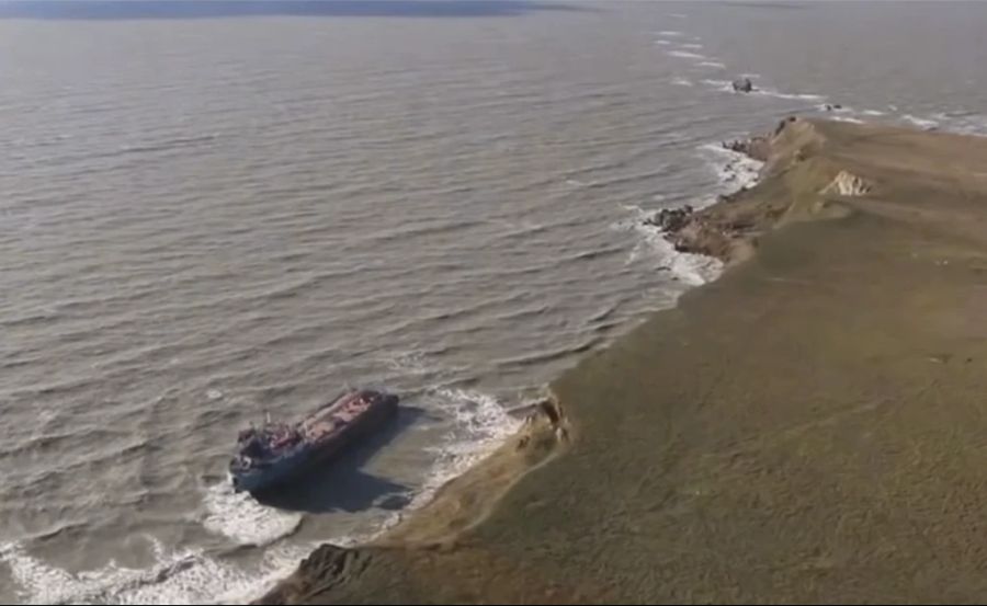 Im Schwarzen Meer sind zwei Tanker gekentert, Öl läuft aus.