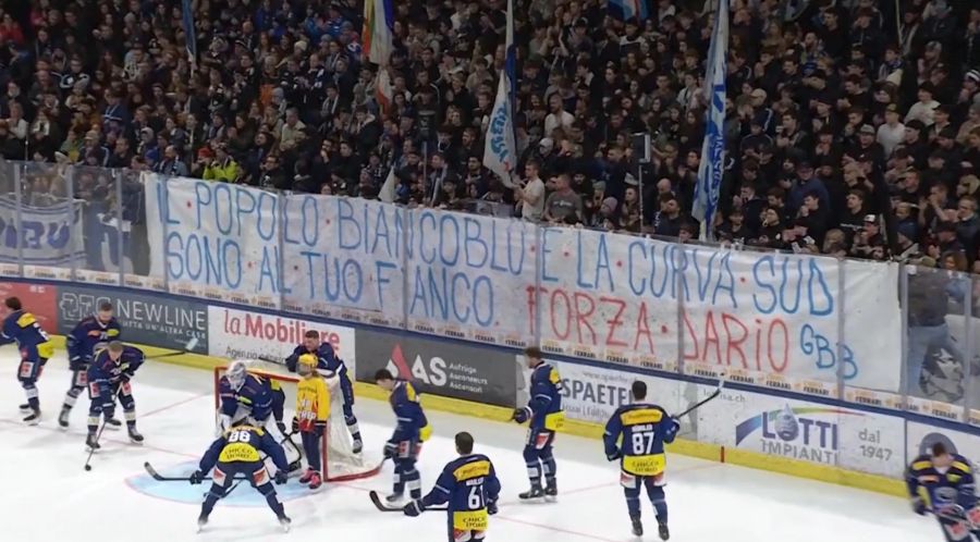 DIe Ambri-Fans trösten ihren Verteidiger mit einem Transparent.