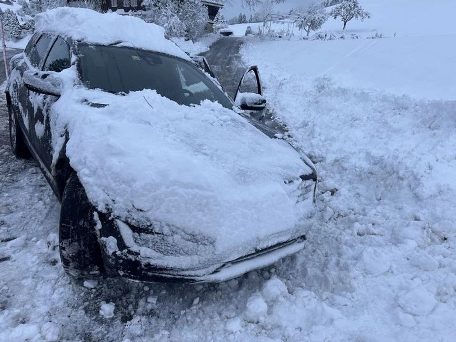 Schnee auf Auto