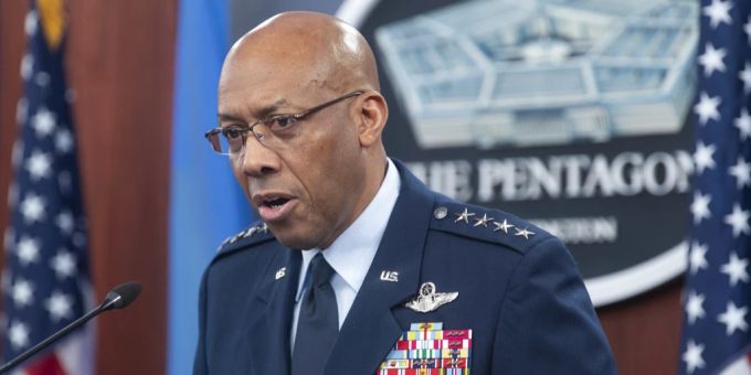 Trump entlässt überraschend US-Generalstabschef Charles Q. Brown aus seinem Amt. trump us generalstabschef