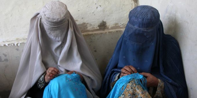 Frauen in Afghanistan müssen sich verhüllen. Nun dürfen sie nach einem Gesetz der Taliban auch durch Fenster nicht mehr gesehen werden. (Archivbild) afghanistan taliban