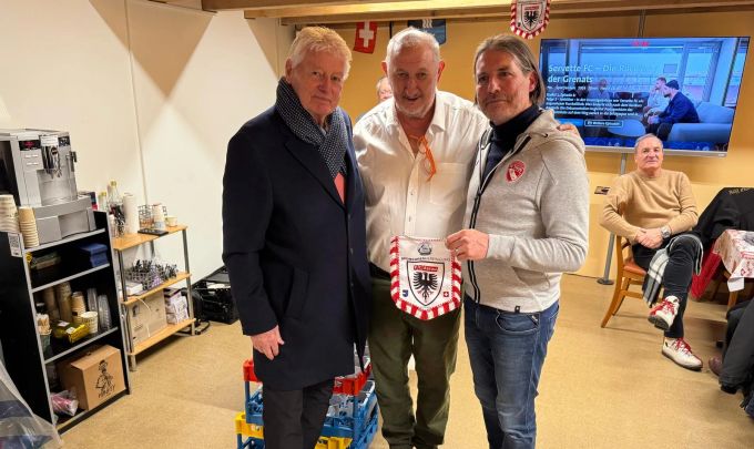 Thun-Präsident Andres Gerber war Ehrengast bei der Sponsorenvereinigung des FC Aarau. Hier zusammen mit Silvan Schertenleib (Mitte) und «Mister-Cupfinal» Kurt Grünig. FC Thun