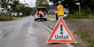 Wattwil SG - Fahrunfähige Autofahrerin (39) prallt in Leitplanke