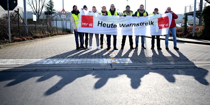Solche Aufschriften sind vermutlich an vielen Zustellstützpunkten der Post zu sehen. Deutsche Post Streik