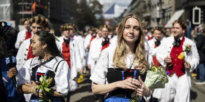 Frauen der Zunft zur Meisen laufen am traditionellen Umzug der Zünfte am Zürcher Sechseläuten. (Archivbild) Frauen der Zunft