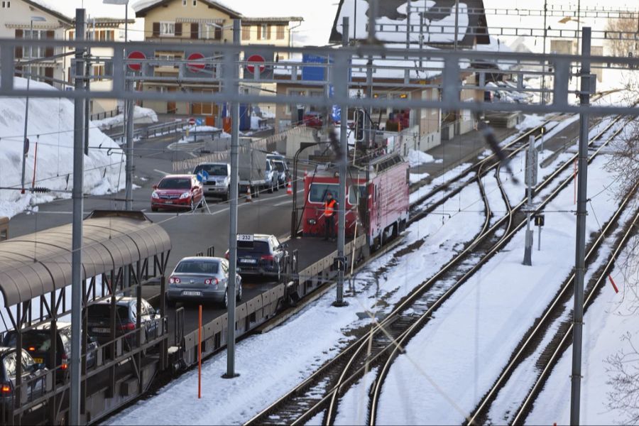 «Wir müssen und wollen beim Autoverlad Furka zuverlässiger fahren und die Ausfallquote bei den Verladezügen minimieren», so der CEO der Matterhorn-Gotthard-Bahn Egon Gsponer in einem Interview mit dem «Walliser Boten». (Archivbild)