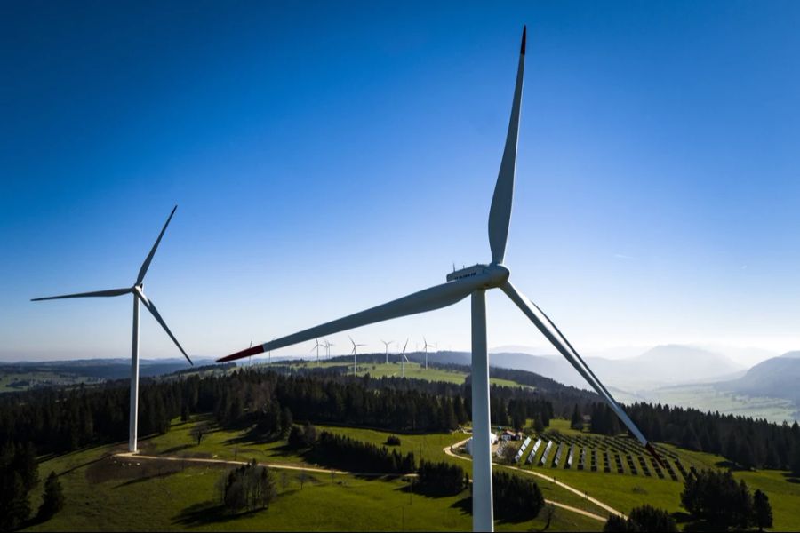 Eine Studie zeigt: Wind- und Solarenergie erzeugen weltweit erstmals mehr Strom als Kohlekraftwerke. (Symbolbild)