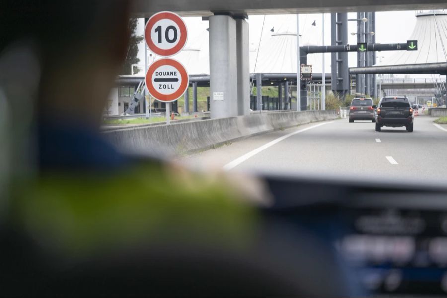 Bei insgesamt drei Fahrten soll der Mann 900 kg Fleisch in die Schweiz gebracht haben.