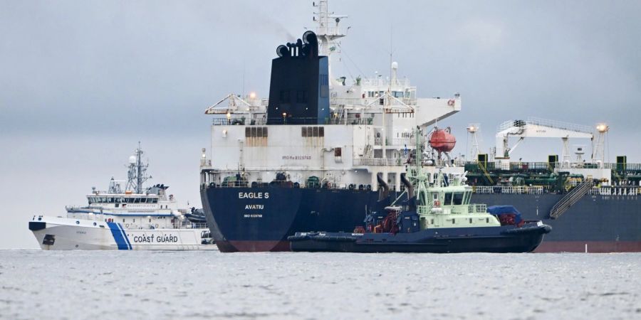 Der Öltanker «Eagle S» soll in einen Hafen gebracht werden.