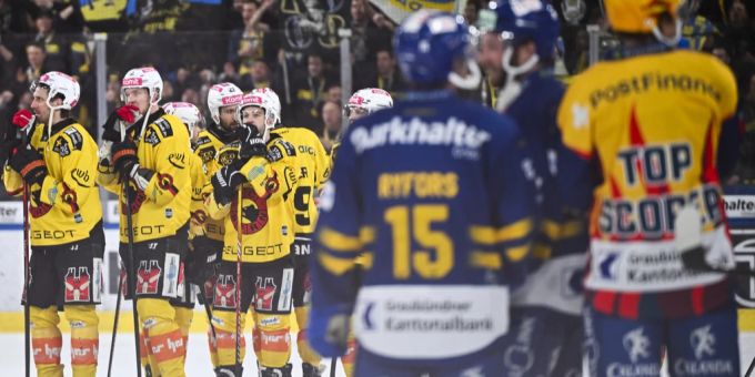 Der SC Bern verliert in Davos in extremis. SC Bern