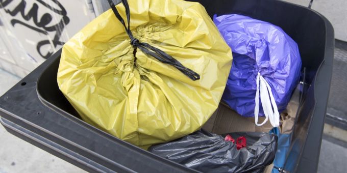Schwyz - Schwede (24) entsorgt Müll an Schule – das wird teuer!
