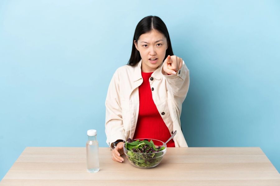 Frau Salat Wasser wütend