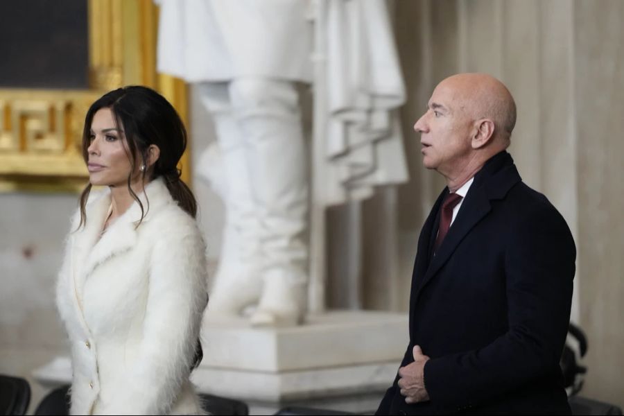 Jeff Bezos kommt mit seiner Verlobten Lauren Sánchez bei der Vereidigung von Donald Trump an.