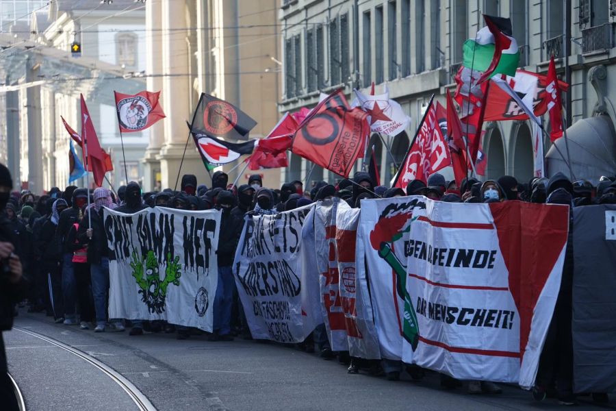 Die Demonstrierenden versammelten sich am Nachmittag auf dem Bahnhofplatz.