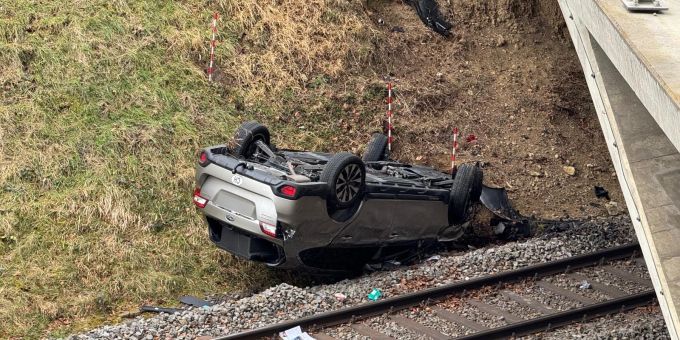Thalheim ZH - Auto legt sich neben Gleis aufs Dach