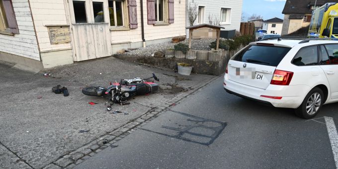 In Eichberg sind ein Auto und ein Motorrad kollidiert. Kollision in Eichberg
