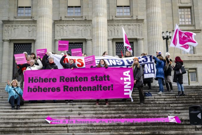 Rund 200 Personen warten vor dem Bundesgericht auf den Entscheid zum Frauenrentenalter. frauenrentenalter