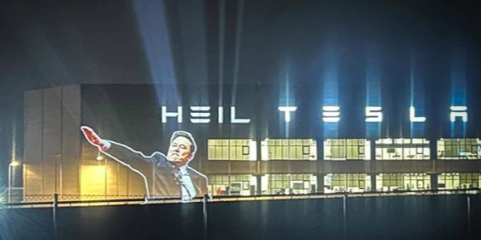 Linke Aktivisten fordern einen Boykott von Tesla. Hier das Bild der Projektion, welches die Aktivisten auf X stellten. Elon Musk
