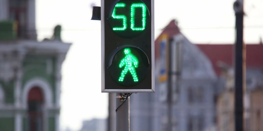 Ampel Verkehrsmännchen grün Häuserfront