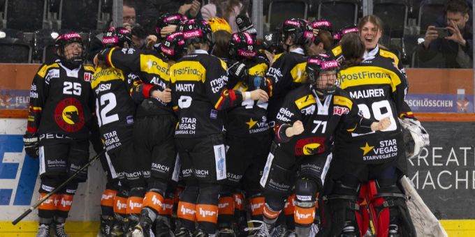 Berns Spielerinnen feiern ihren Titel beim dritten Eishockey-Playoff Finalspiel der PostFinance Women's League zwischen den SC Bern Frauen und dem EV Zug Frauen. Berns Spielerinnen