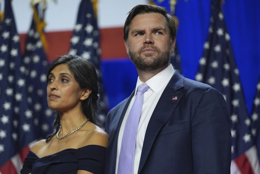 Trump-Vize JD Vance, hier mit seiner Frau Usha, ist an vorderster Front in den Skandal verwickelt. (Archivbild)