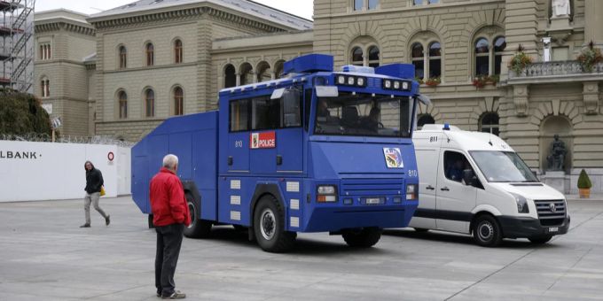 Kantonspolizei - Keiner will Berner Wasserwerfer sanieren!