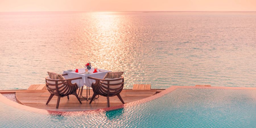 Romantisches Abendessen am Strand, Pool, Meer, Sonnenuntergang