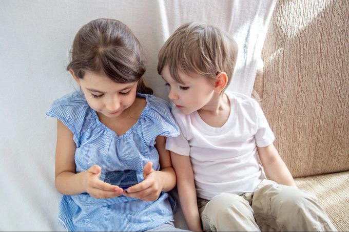 Immer mehr Kinder sitzen in ihrer Freizeit vor dem Handy und gehen nicht mehr vor die Tür. Handy