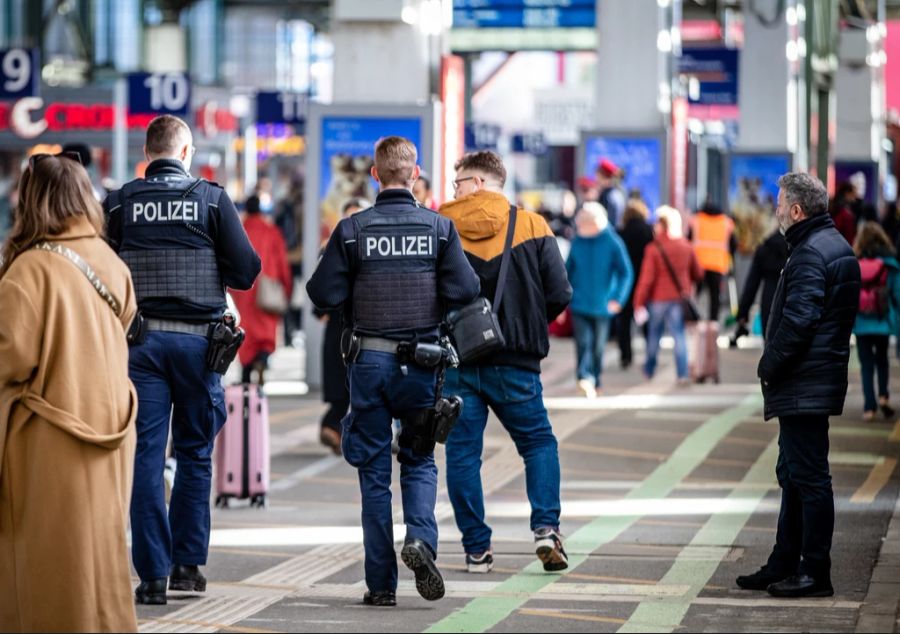 Laut der Bundespolizeigewerkschaft DPolG fehlen «Tausende Beamte». (Symbolbild)