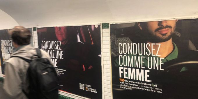 Plakatwand in einer Metro-Unterführung für die Kampagner «Fahre Auto wie eine Frau» (Conduisez comme une femme). Plakatwand in einer Metro-Unterführung für die Kampagner «Fahre Auto wie eine Frau» (Conduisez comme une femme).