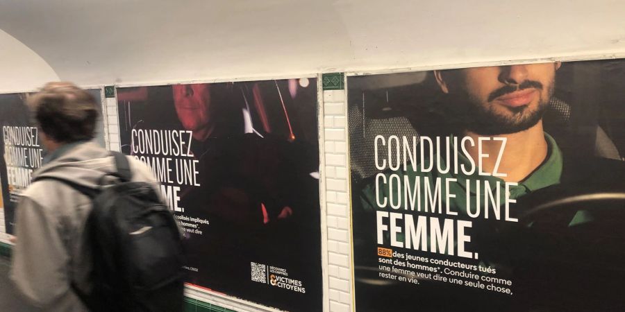 Plakatwand in einer Metro-Unterführung für die Kampagner «Fahre Auto wie eine Frau» (Conduisez comme une femme).