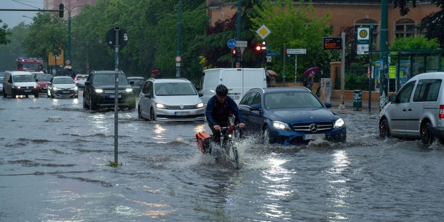 In Brandenburg gab es überschwemmte Strassen, vollgelaufene Keller und abgebrochene Äste - das Unwetter verlief allerdings glimpflich.