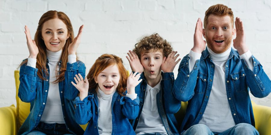 Lustige Familie auf Couch