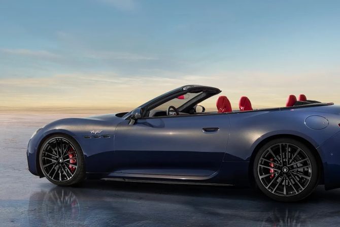 Offenes Fahrerlebnis: Das Stoffverdeck des GranCabrio Trofeo öffnet sich auf Knopfdruck und verwandelt das Coupé in ein elegantes Cabriolet.