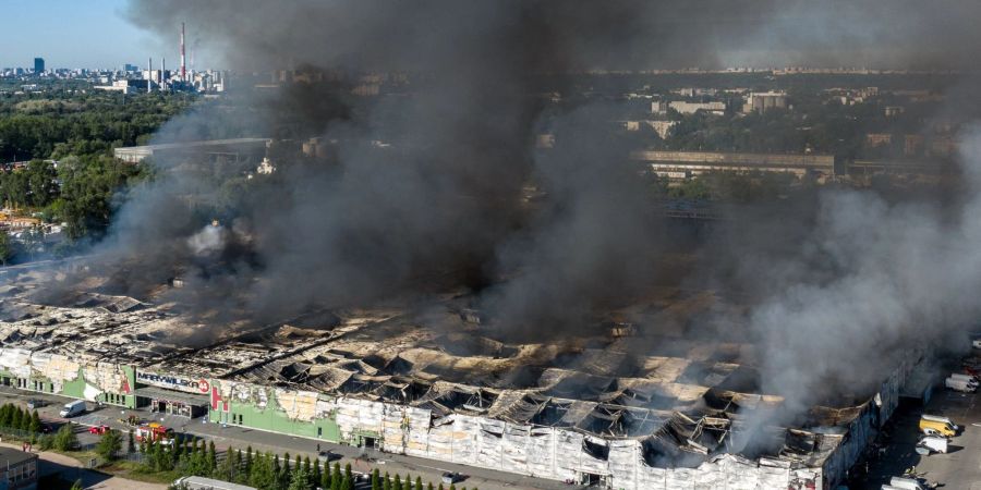 Das Einkaufszentrum in Polens Hauptstadt ist nahezu komplett niedergebrannt.