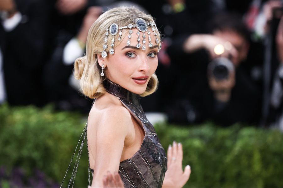 Sabrina Carpenter setzte an der Met Gala auf viel Glitzer und einen auffälligen Kopfschmuck.