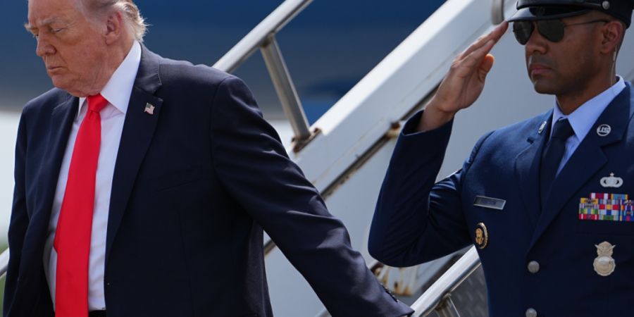 dpatopbilder - US-Präsident Donald Trump (l) mit der Air Force One auf dem Ocala International Airport an. Foto: Matt Rourke/AP/dpa