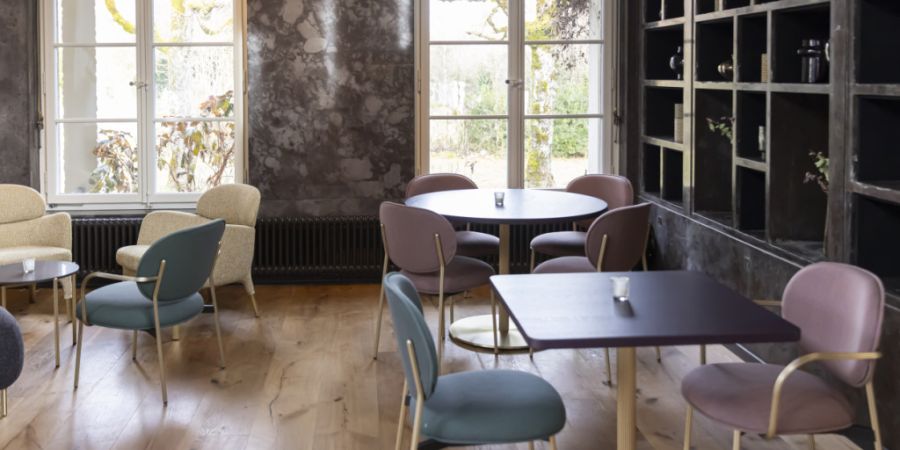 Blick in das neue Restaurant, das in zwei umgebauten Urnenhallen auf dem Berner Bremgartenfriedhof entstanden ist.