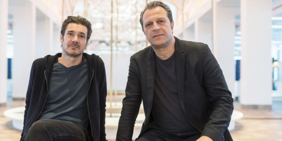 Zwei vom Desginertrio Atelier Oï: Armand Louis, links, und Aurel Aebi, rechts, führen seit 35 Jahren gemeinsam mit Patrick Reymond das Design- und Architekturstudio. Nun gibt es für ...