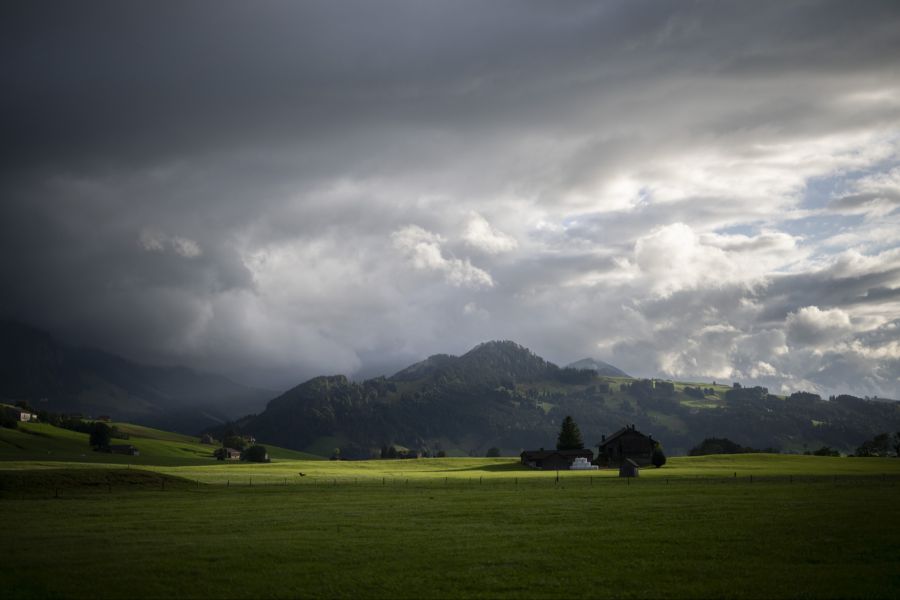 Am Samstag bilden sich in einigen Regionen bereits vormittags dichte Wolken. (Symbolbild)
