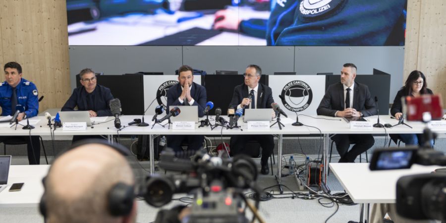 Die Freiburger Behörden haben am Mittwochnachmittag über den tödlichen Brand in einem Postauto vom Dienstagabend in Kerzers FR informiert.