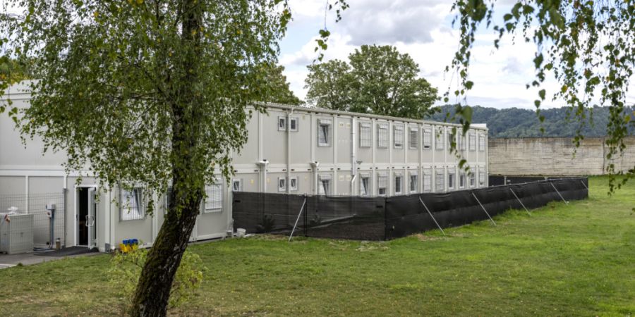 Das Berner Kantonsparlament hat der abgespeckten Variante eines Containergefängnisses zugestimmt. (Symbolbild)