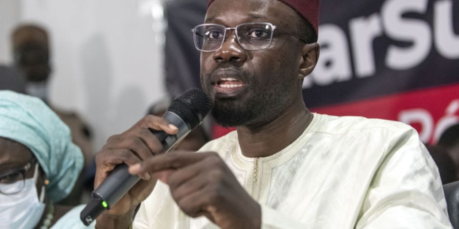 ARCHIV - Ousmane Sonko, Oppositioneller aus dem Senegal, spricht nach seiner Entlassung aus dem Polizeigewahrsam. Foto: Sylvain Cherkaoui/AP/dpa