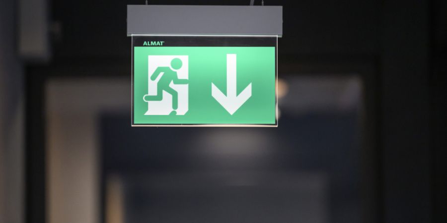 Beim Brandschutz in den Aulen geht die Stadt Chur nochmals über die Bücher. (Symbolbild)