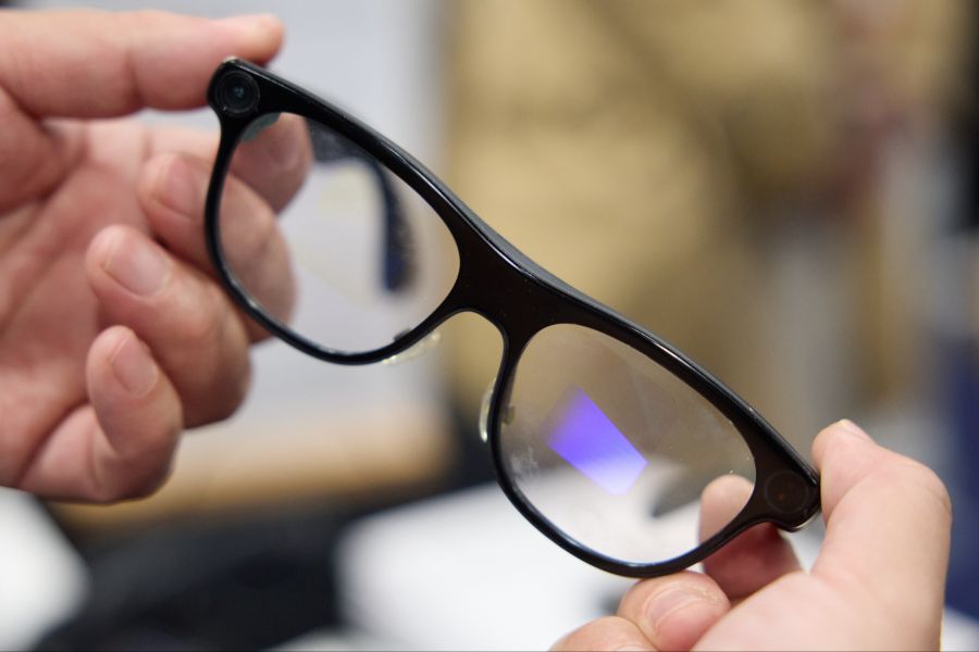 Smart Glasses sind Brillen, die beispielsweise über eine eingebaute Kamera verfügen.