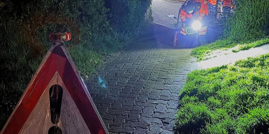 In Otelfingen ZH stürzte am späten Samstagabend ein 73-jähriger E-Bike-Fahrer über eine Mauer und starb noch vor Ort.