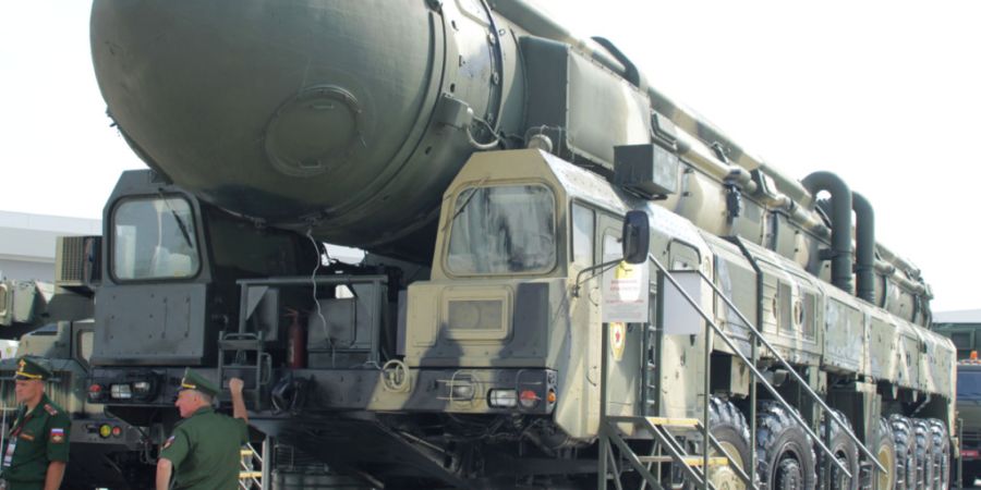 ARCHIV - Eine mit Nuklearsprengköpfen bestückbare Interkontinentalrakete vom Typ Topol wird auf einer Rüstungsmesse präsentiert. Foto: -/YNA/dpa