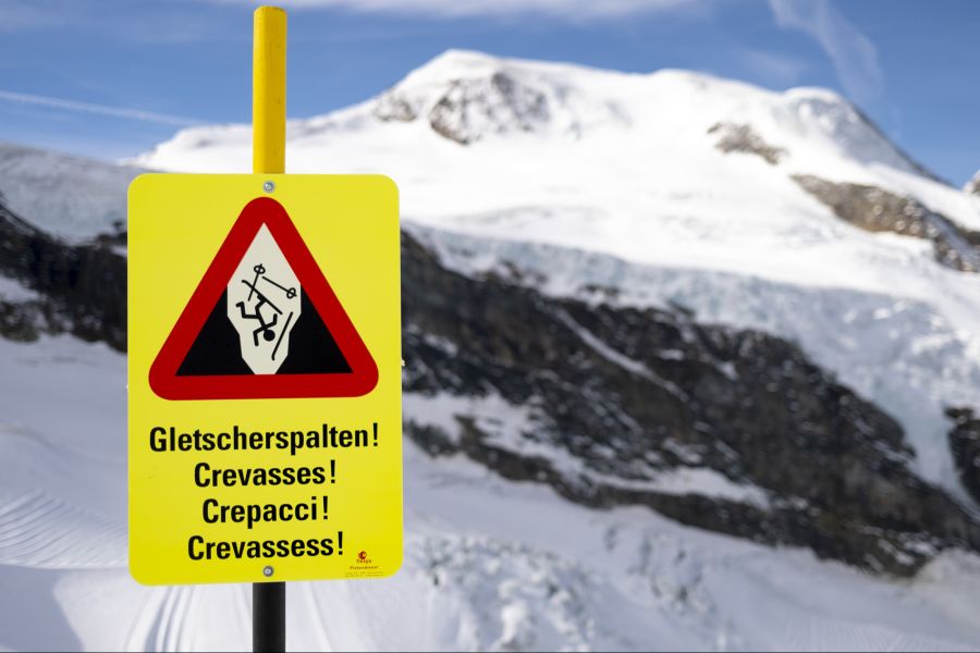 Am Allalinhorn wird vor Gletscherspalten gewarnt.