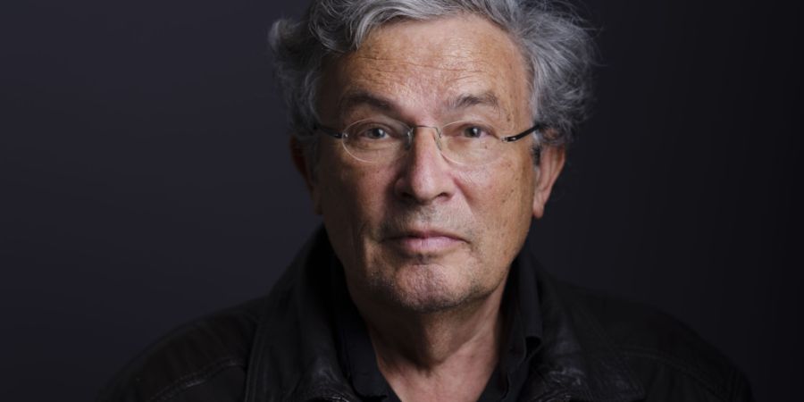 Charles Lewinsky wird heute 80 Jahre alt. Zu seinem Geburtstag stellt er seinen neuen Roman vor. Die Hauptfigur Curtis Melnitz ist genauso alt wie sein Autor - «ein privater Scherz», sa...